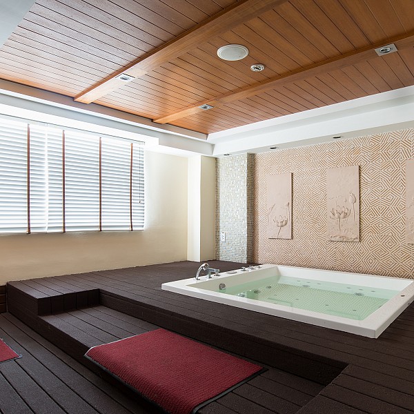 Sauna, Jacuzzi & Luxe Spa