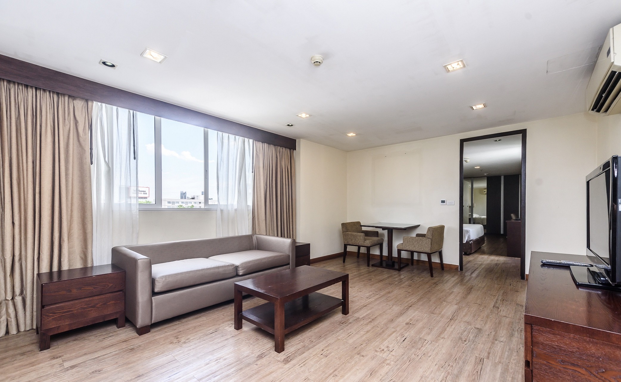 One Bedroom Suite (open window) 